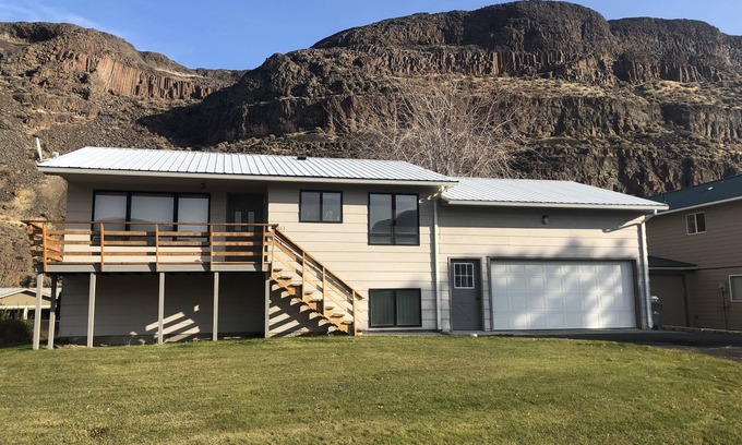Sunland Estates House | Sunland Home Sleeps 10 adults. nMinutes to Concerts at the Gorge!