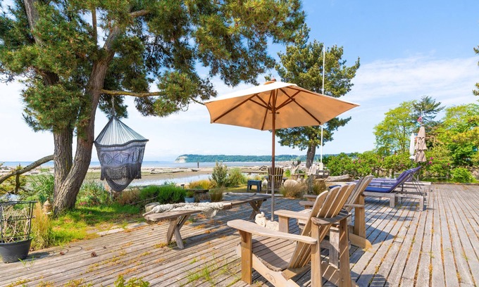 Clinton Cabin | Sunlight Beach Getaway - Waterfront Cabin