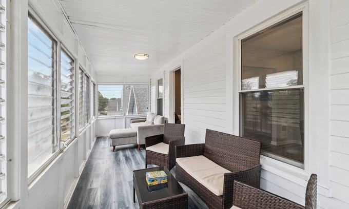 Cleveland Apartment | Sunlight on West Sunroom Apt for 2 west Cleveland