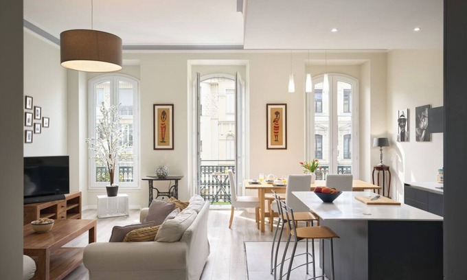 Lepante Quarter Apartment | Sunlight Properties GISELE: Hyper centre, 1 bedroom with bright modern living