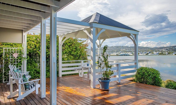 Knysna Central House | Sunlit 3-bedroom house in a secure marina estate in Knysna