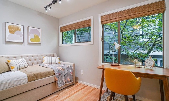 West Bellevue House | Sunlit contemporary Bellevue Home w/a Lush Garden