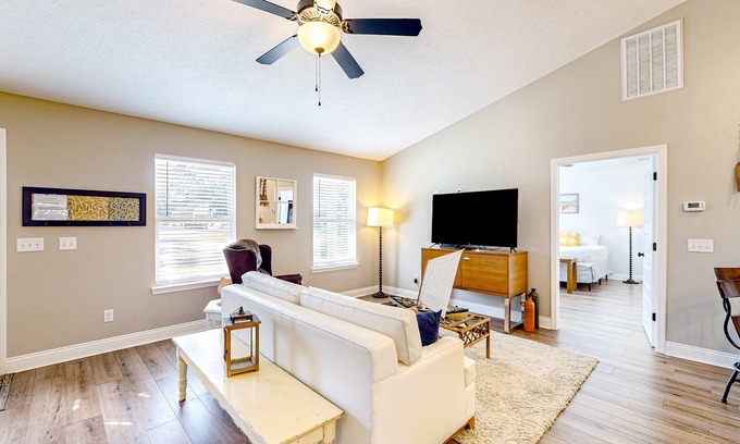 Pretty Bayou House | Sunlit dog-friendly Gulf retreat with patio & W/D - moments from beaches & parks