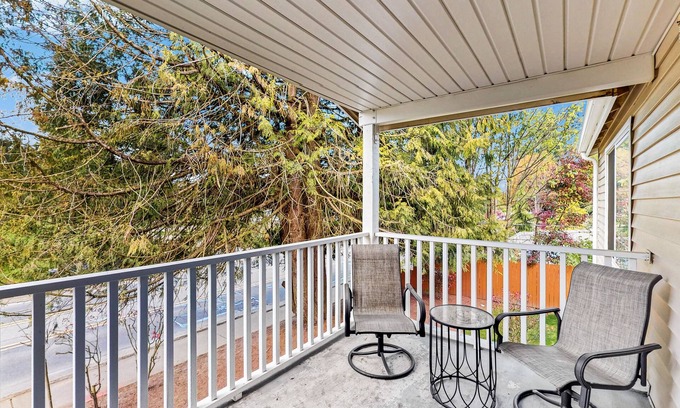 Olympia Apartment | Sunlit getaway with a deck, washer/dryer, & full kitchen