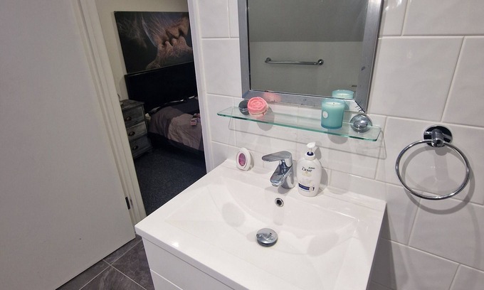 West Ham Apartment | Sunlit loft, ensuite, TV, workspace, kitchen access. 7 min to the underground.