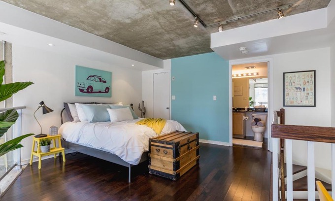King West Village Apartment | Sunlit Luxury Loft on King West