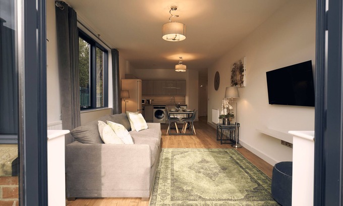 Hungerford Apartment | Sunlit One Bedroom Apartment with Terraced Patio