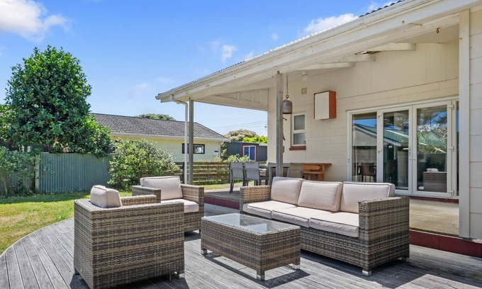 Te Horo Beach House | Sunlit Retreat - Te Horo Beach Holiday Home