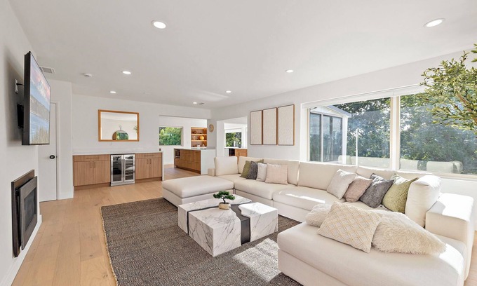 East Queen Anne House | Sunlit & Spacious Seattle Home near Space Needle