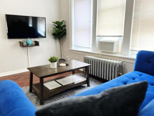 Rogers Park Apartment | Sunlit Studio with City Charm - Lunt studio rep