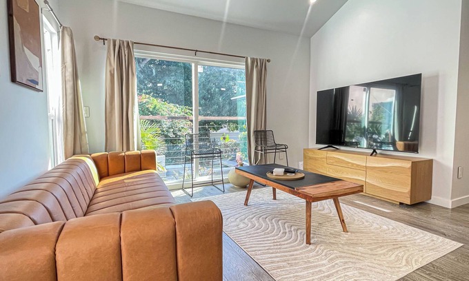 Ladera Heights House | Sunny 1BR with Spacious Outdoor Lounge - SH4