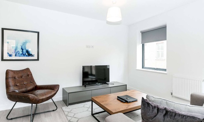Stepney Green Apartment | Sunny 2-Bed with Private Balcony – Minutes from Canary Wharf