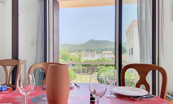 Saint-Cyr-sur-Mer Apartment | Sunny 2-Bedroom Apartment with AC, Terrace & Parking near Lecques Beach