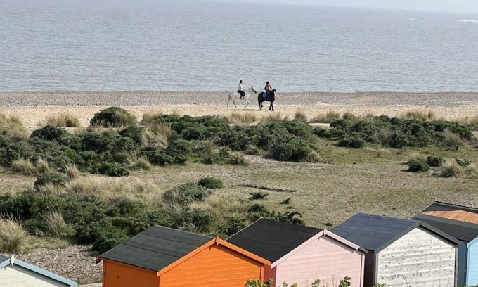 Pakefield House | Sunny 3BR Coastal Escape Walk to Beach Nearby