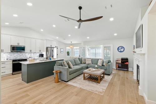 Gulf Breeze House | Sunny 3BR with Hot Tub & Game Room Home