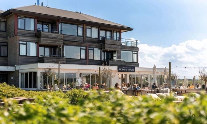 Schiermonnikoog Apartment | Sunny 4-person apartment 50 meters from the beach