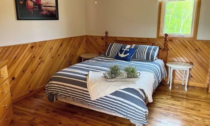 Terra Nova Ski Chalet | Sunny Acre Lodge with Hot Tub! 3 Bedroom