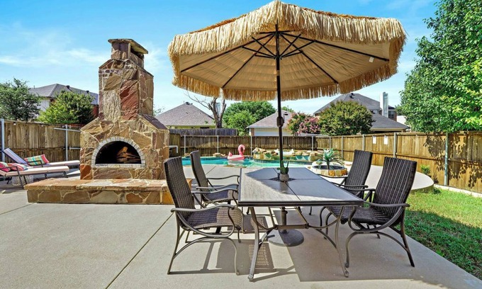 Allen House | Sunny Allen Stay 4BR/2BA Sparkling Pool + Grill
