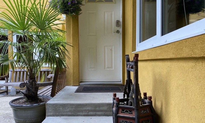 West Vancouver House | Sunny and Spacious Garden Suite 5 minutes to Ocean 20 minutes to downtown