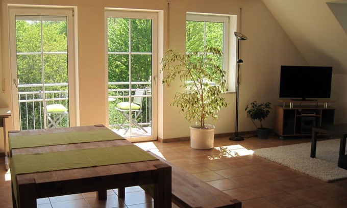 Regensburg Apartment | Sunny apartment (99 sqm) with balcony for up to 5 people