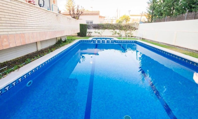 Castelldefels Apartment | Sunny apartment 3 blocks to the beach