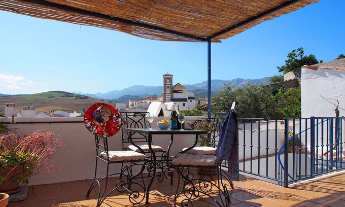 Riogordo Apartment | Sunny apartment in Andalucia with spectacular roof terrace.