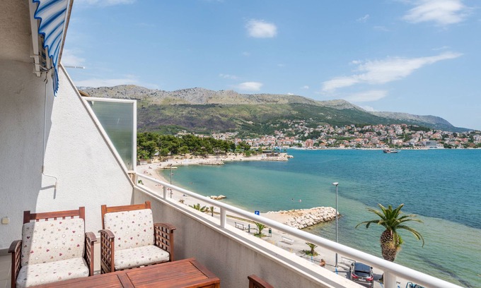 Stobrec Apartment | Sunny apartment only 10 m from the sea!