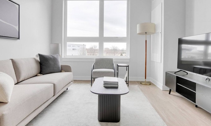 Arlington Heights Apartment | Sunny Arlington Heights 1BR w/ Gym & Dog Spa, easy commute, by Blueground