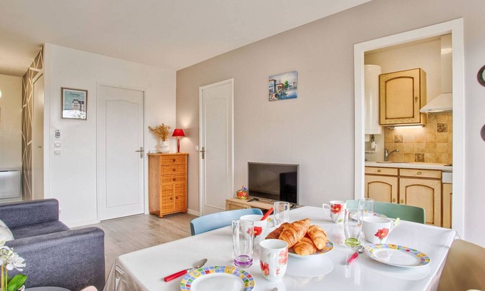 Cabourg Apartment | Sunny Balcony Apartment for 4 in Cabourg, 2 Bedrooms, Near Beach and Shops
