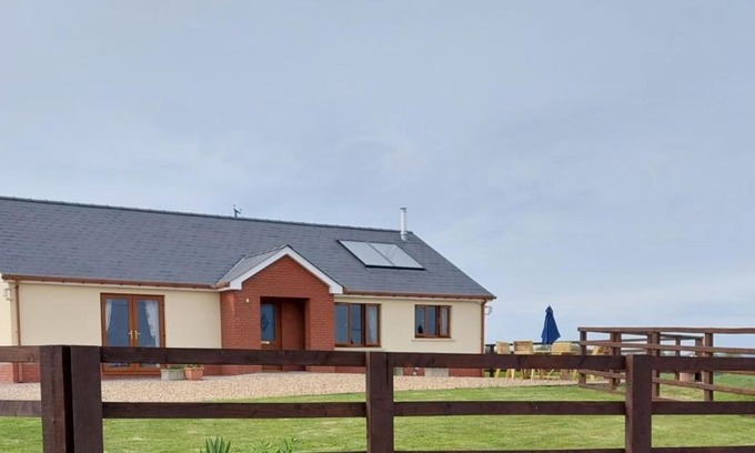 Llangynog House | Sunny Bank- Countryside Escape with Private Hot Tub and countryside views