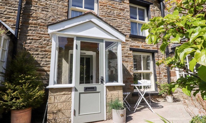Slyne Cottage | SUNNY BANK, pet friendly, character holiday cottage in Brookhouse
