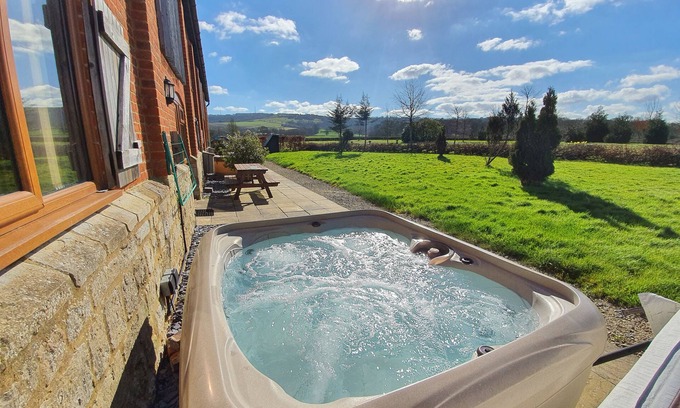 Woolland House | Sunny Barn Stay, Hot Tub & Countryside Views – Helena, The Victorian Barn Dorset