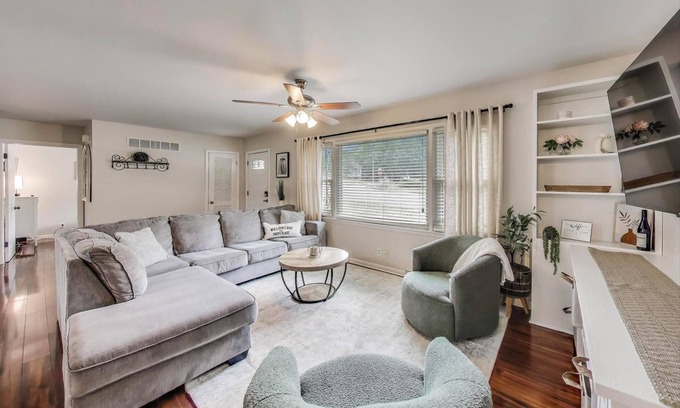 Williams Bay House | Sunny Bay - Walk to Restaurants, Lake, Ice Cream | Sleeps 6 + Deck and Grill
