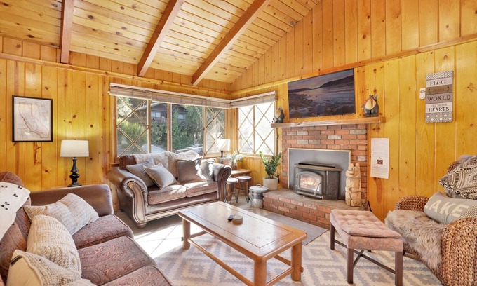 Upper Moonridge Cabin | Sunny Bear Cabin- 1 Minute to Bear Mountain Ski Resort