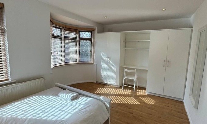 West Ham House | Sunny Big Double Room 3, Mins Walk 2 Underground, Close to Heart of London