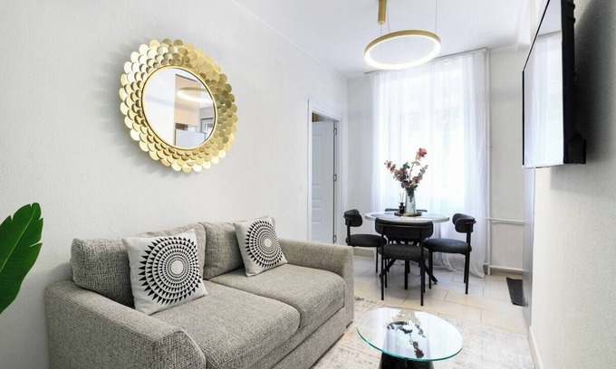 Slavija Apartment | Sunny blossom 10min.from Knez M. street, park.