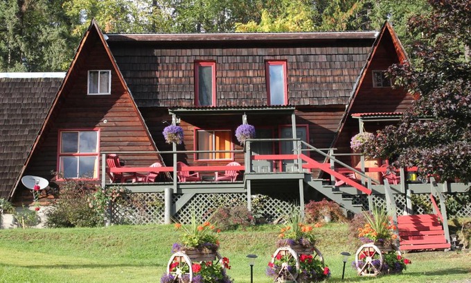 Kaslo Ski Chalet | Sunny Bluffs Chalets