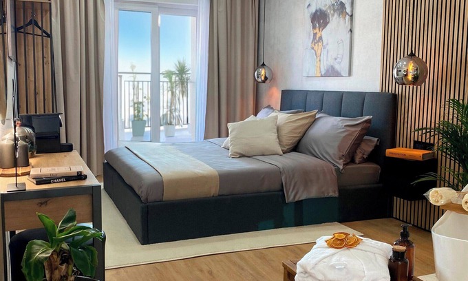 Krizna luka Bed & Breakfast | Sunny BnB with Bathtub + Breakfast Included