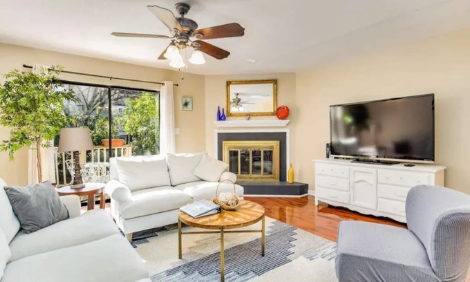 Southeast Pensacola House | Sunny Brookside-Pool & Tennis Court