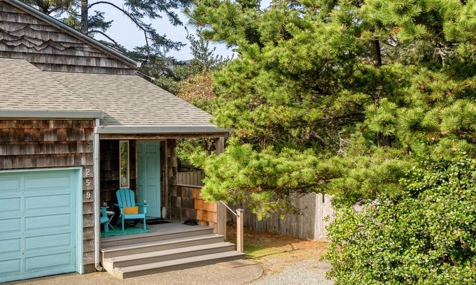 Manzanita House | Sunny Chalet MCA#50350-1 block to beach, fenced yard, Dogs Ok