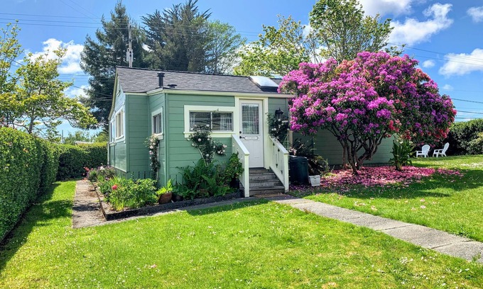 Jacoby Creek House | Sunny Cottage, Close to Town & Family Friendly