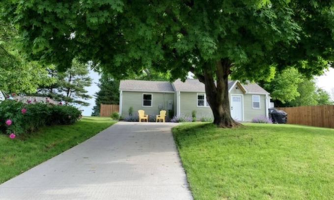 Oskaloosa House | Sunny Cottage: Fire pit, close to biking & walking trails and historic downtown.