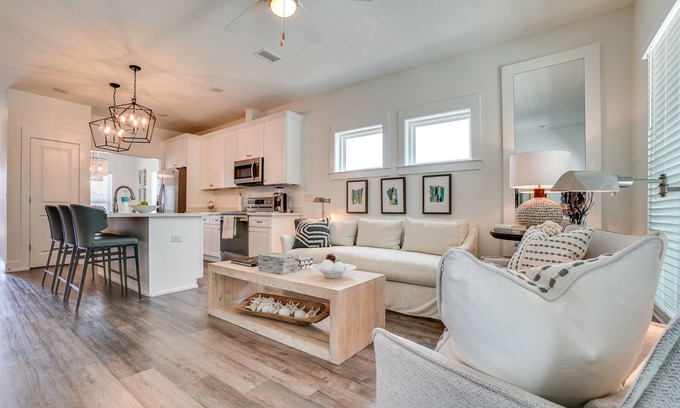 El Centro Beach House | Sunny Day - Walk to beach- community pool!
