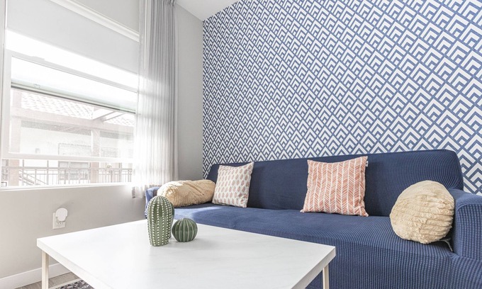 Old Town House | Sunny Downtown Apt. Walk to All. Parking/HBO/WiFi - Long Term Discounts