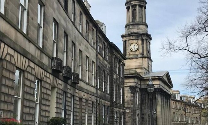 Bonnington Apartment | Sunny, Edinburgh City Centre Apartment
