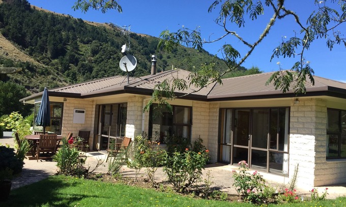 Woodstock Other | Sunny family farm house 1 minute to river and Great Taste cycle trail