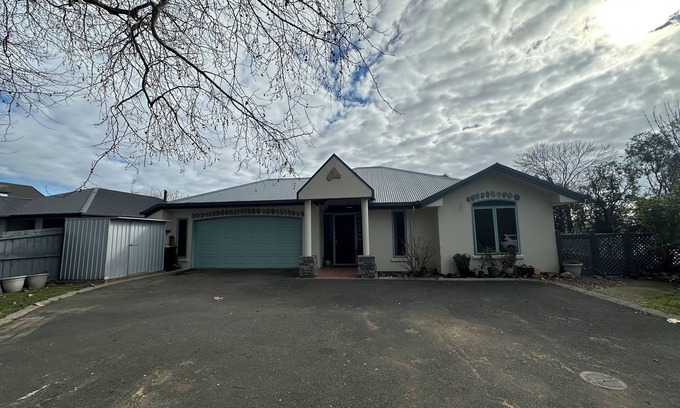 Richmond House | Sunny Family Retreat- Children and Pet Friendly