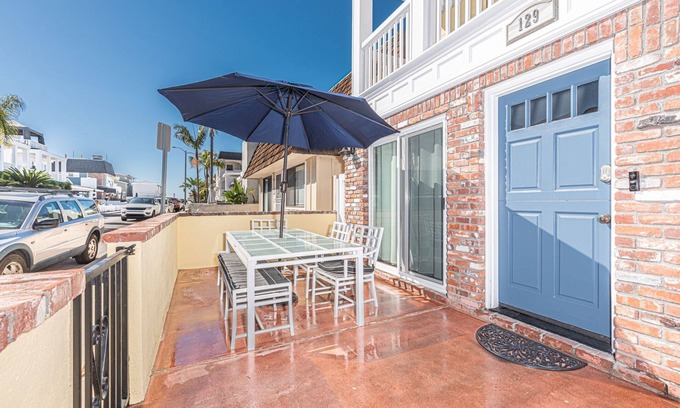 West Newport Condo | Sunny First Floor Beach House w/AC! | Large Outdoor Patio w/Grill | 1 Block to the Beach!