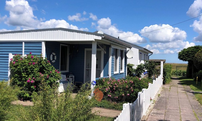 Monkebude House | Sunny fisherman's cottage directly on the dike with a view of the lagoon
