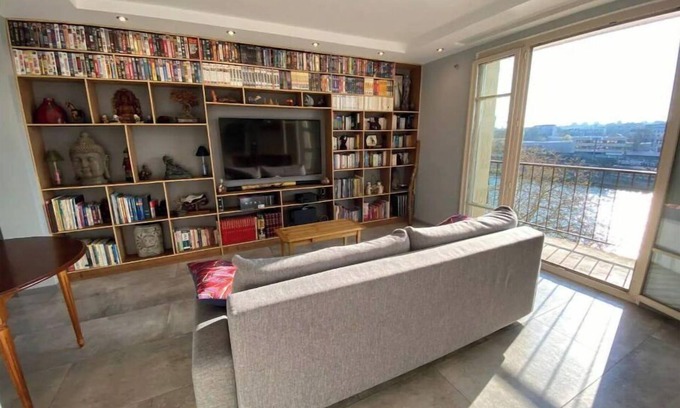 Les Gondoles Apartment | Sunny Flat & River Border view, 30min to Paris center